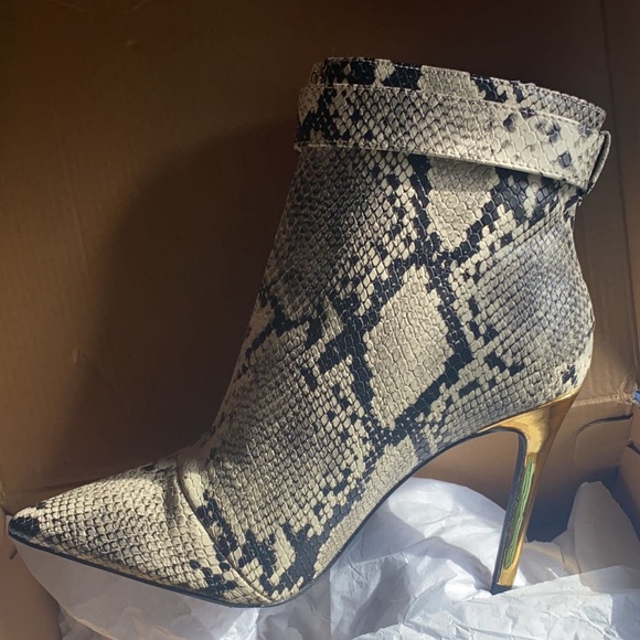 To late for return/exchangeThey fit tight on my feetMy lost your gain.Never worn - Picture 3 of 3